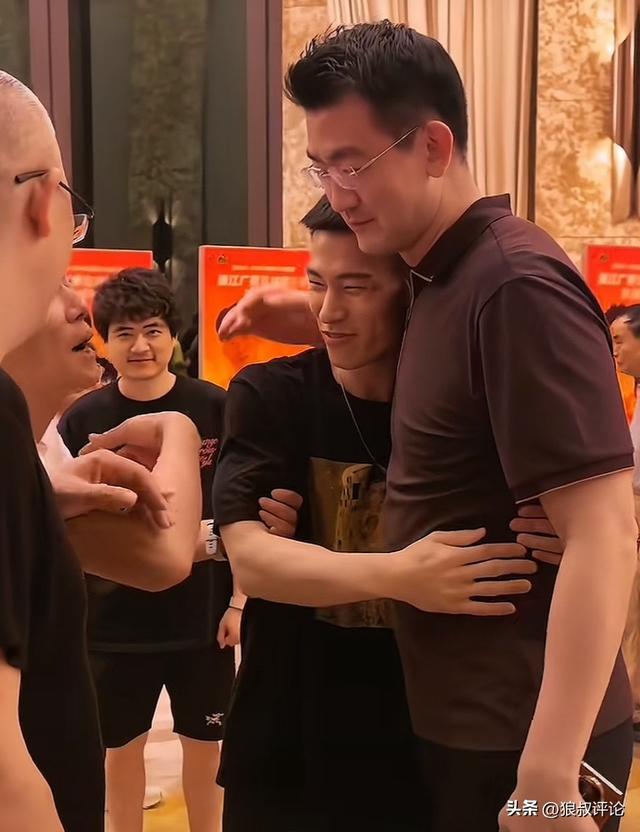 马刺主帅谈福克斯被批评：我不看社媒也不在乎，对他有100%信心