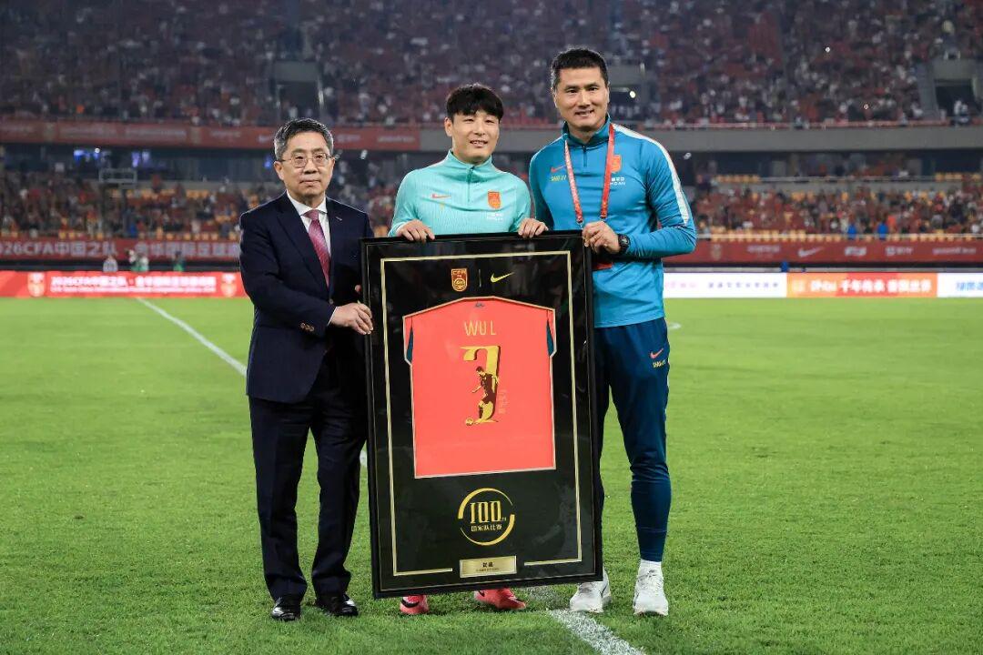 世体：世界杯18决赛西葡战，巴萨体育总监德科现场观战